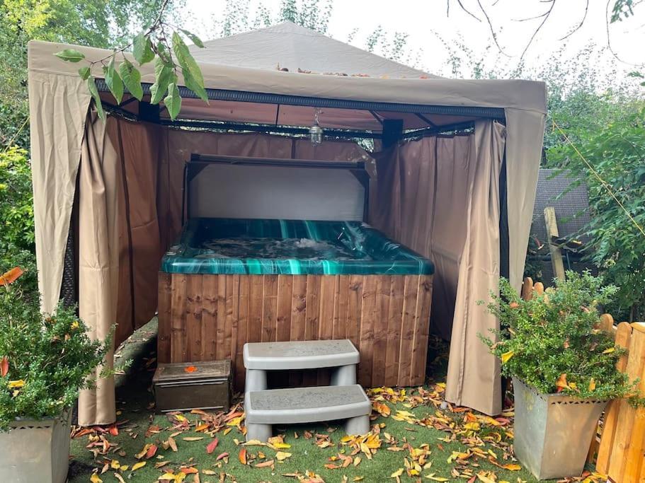 Appartamento The Big Cosy Boudoir Bed + Hot Tub Harvington Esterno foto