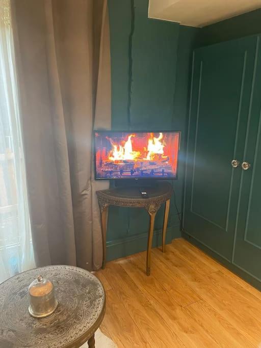 Appartamento The Big Cosy Boudoir Bed + Hot Tub Harvington Esterno foto