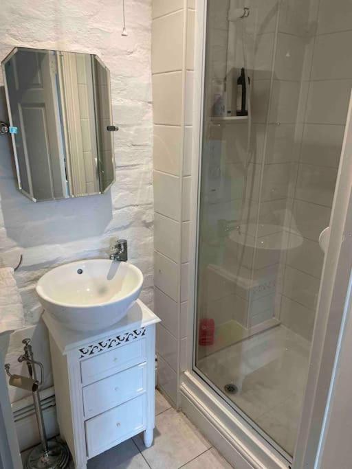Appartamento The Big Cosy Boudoir Bed + Hot Tub Harvington Esterno foto