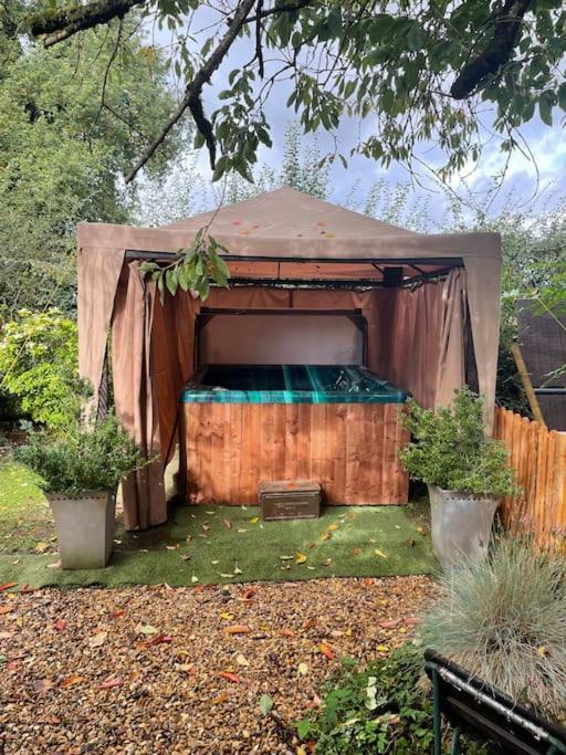 Appartamento The Big Cosy Boudoir Bed + Hot Tub Harvington Esterno foto