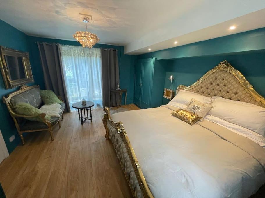 Appartamento The Big Cosy Boudoir Bed + Hot Tub Harvington Esterno foto