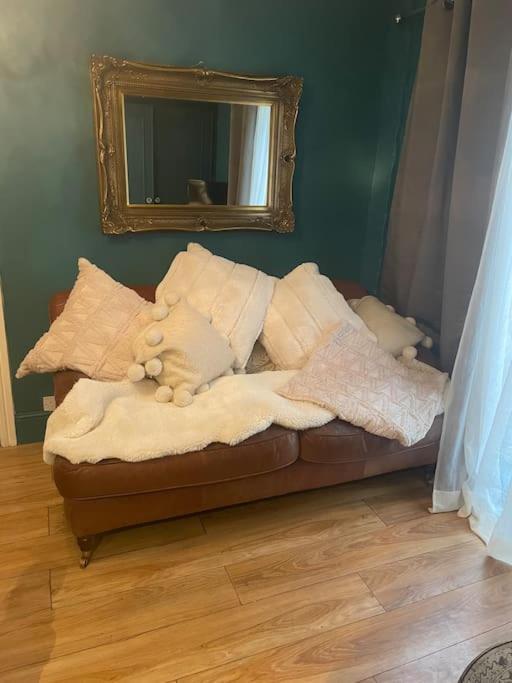Appartamento The Big Cosy Boudoir Bed + Hot Tub Harvington Esterno foto